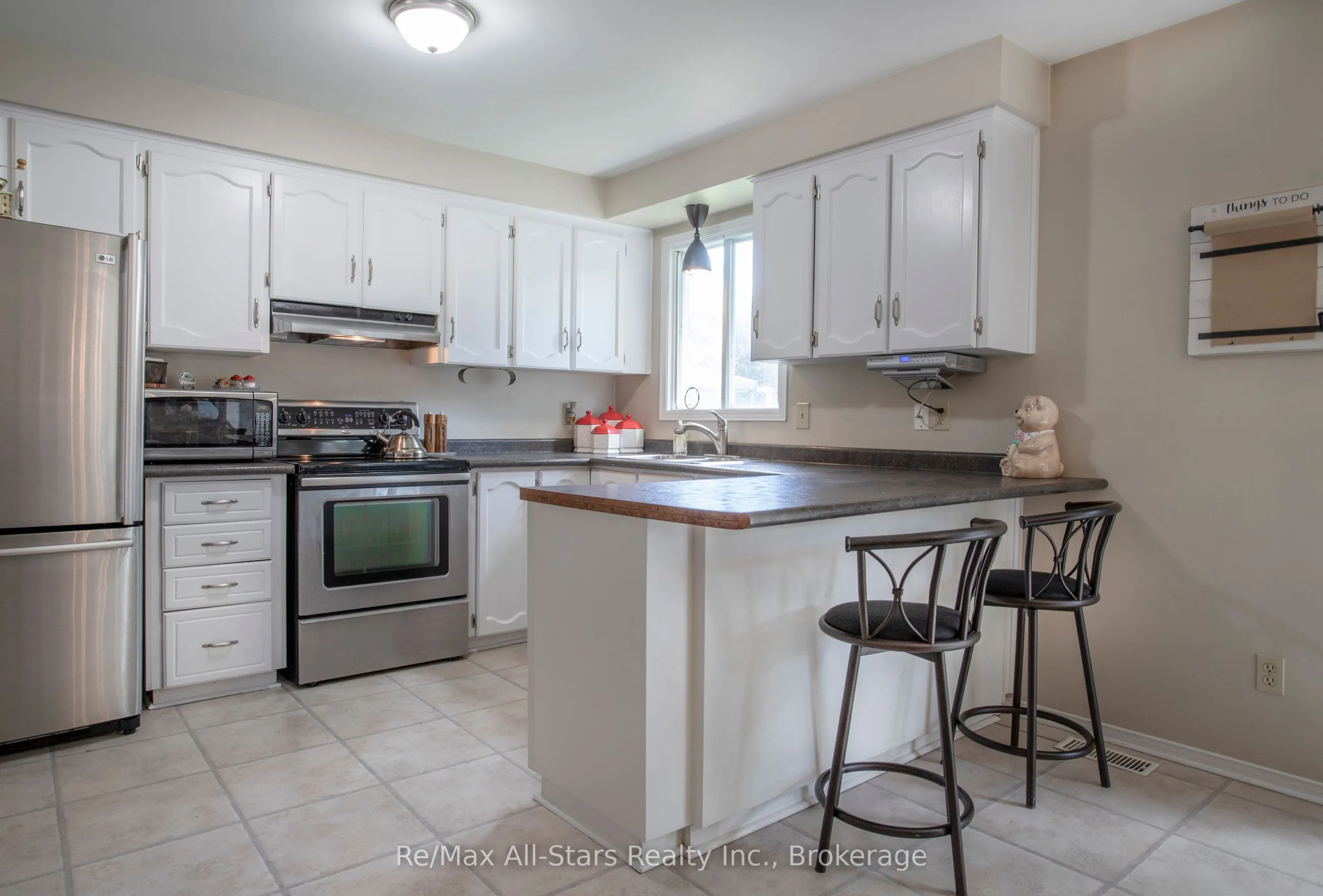 39 Applewood Crescent