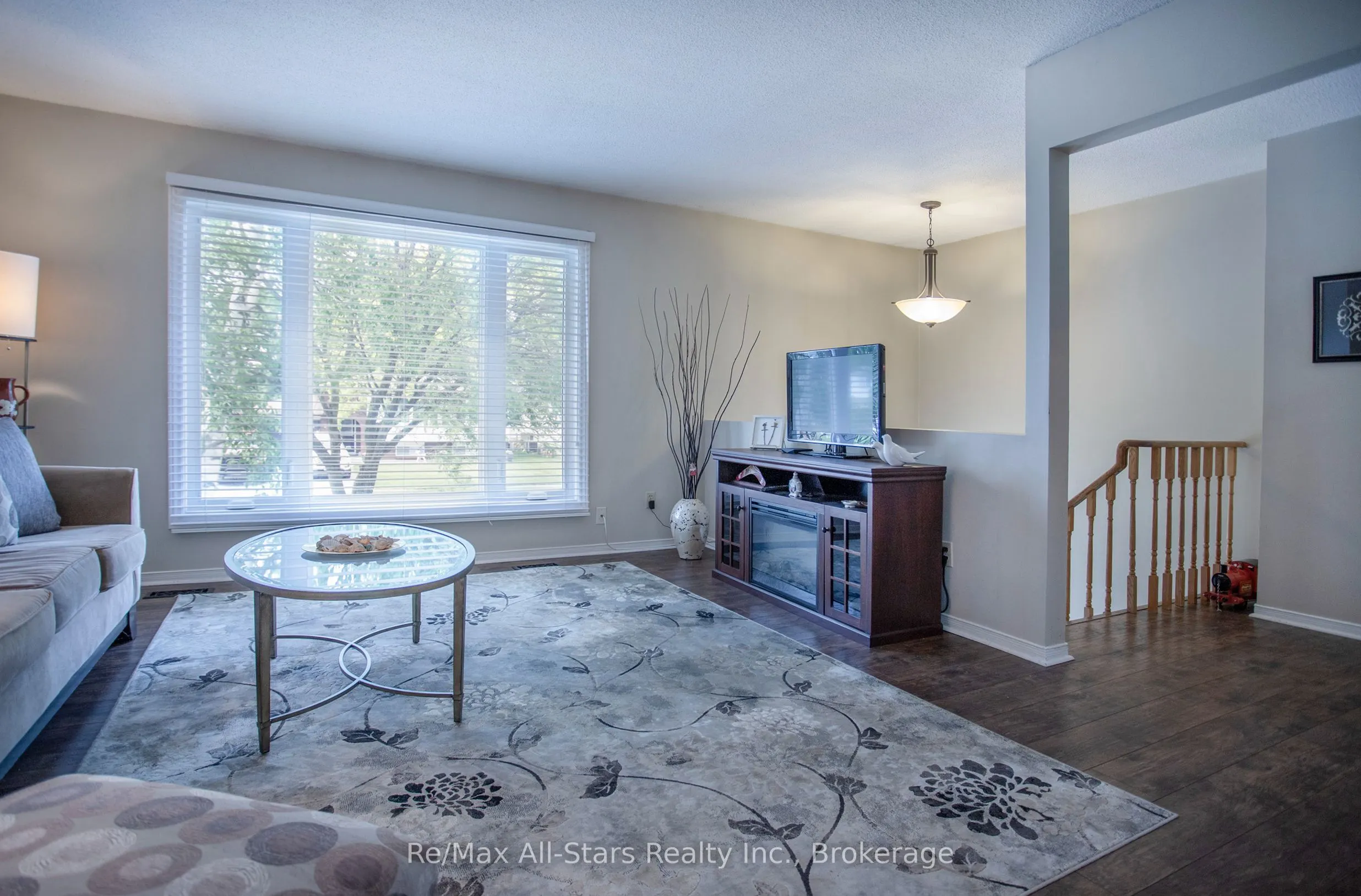 39 Applewood Crescent