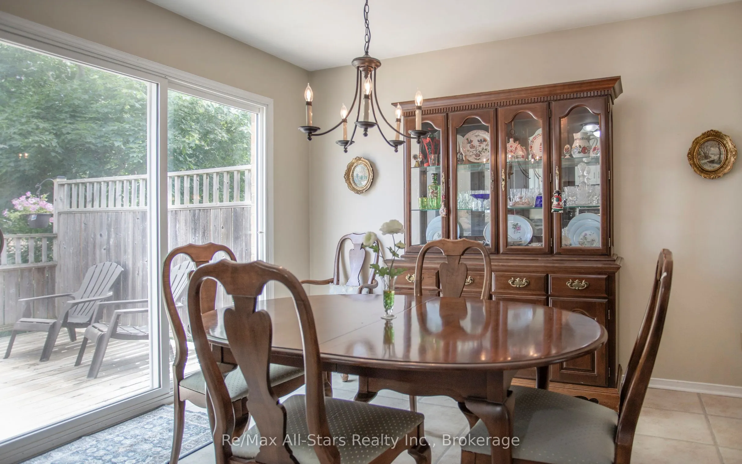 39 Applewood Crescent
