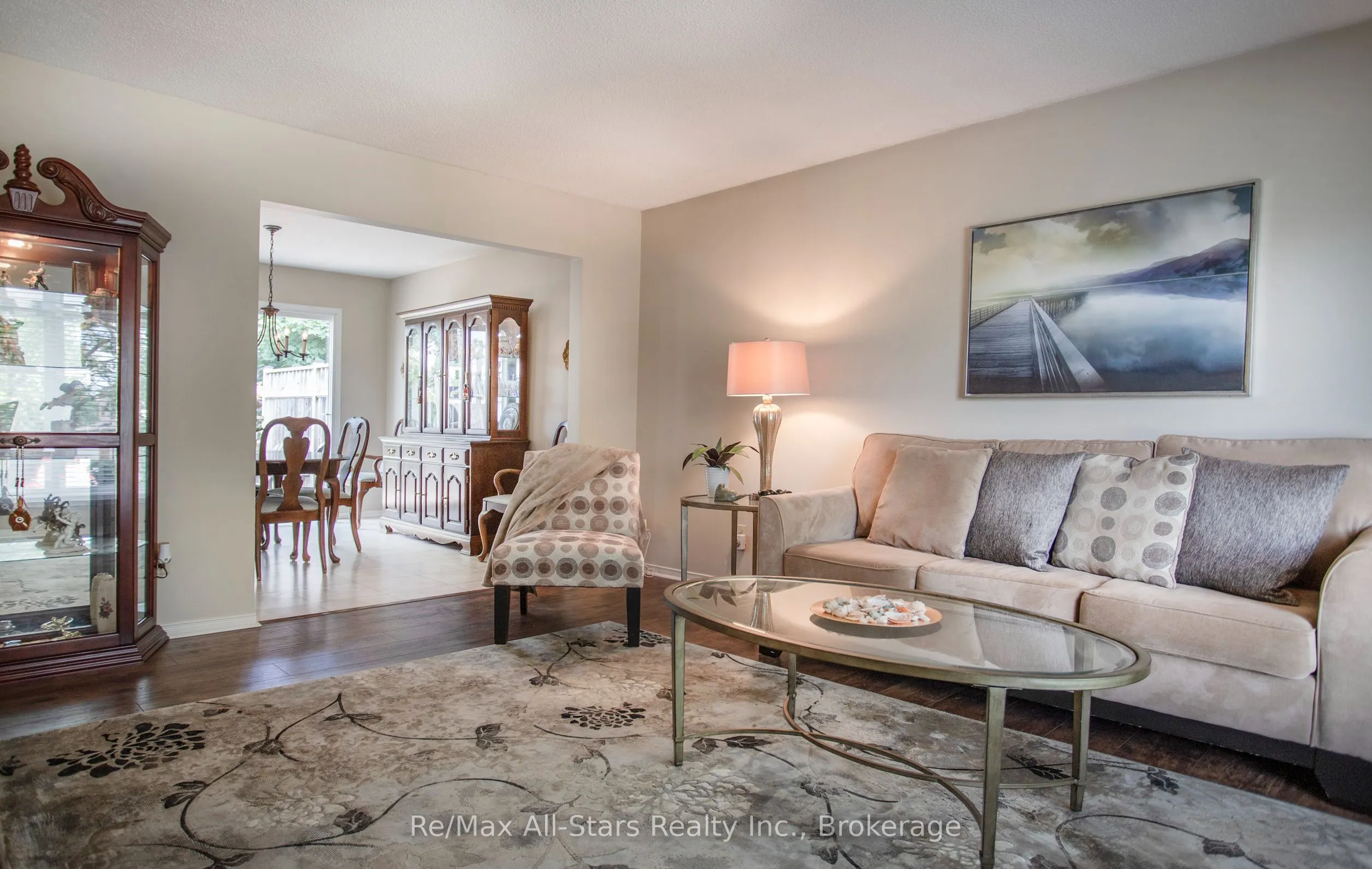 39 Applewood Crescent