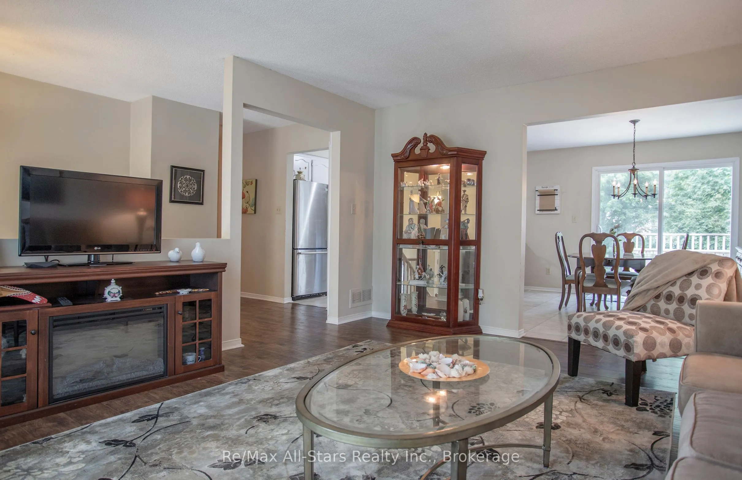 39 Applewood Crescent