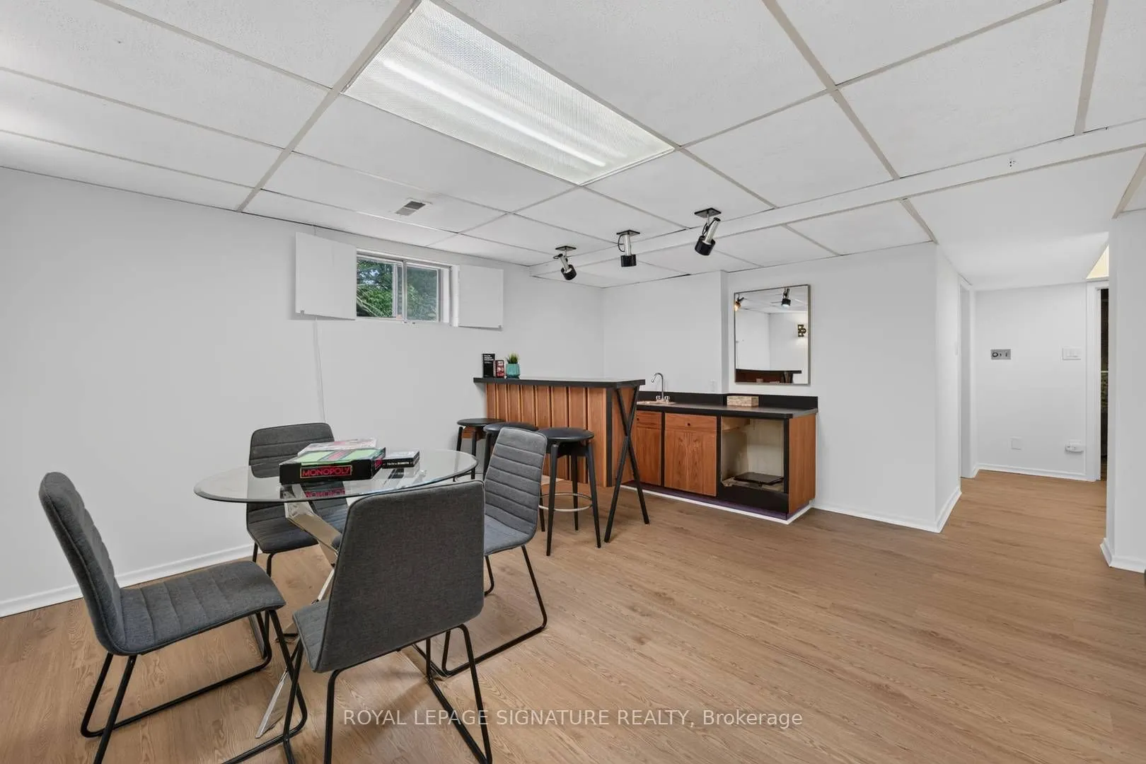 11 Regency Square