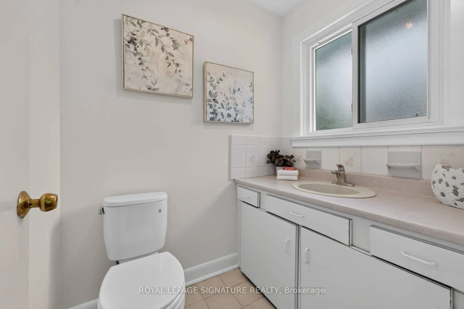 11 Regency Square