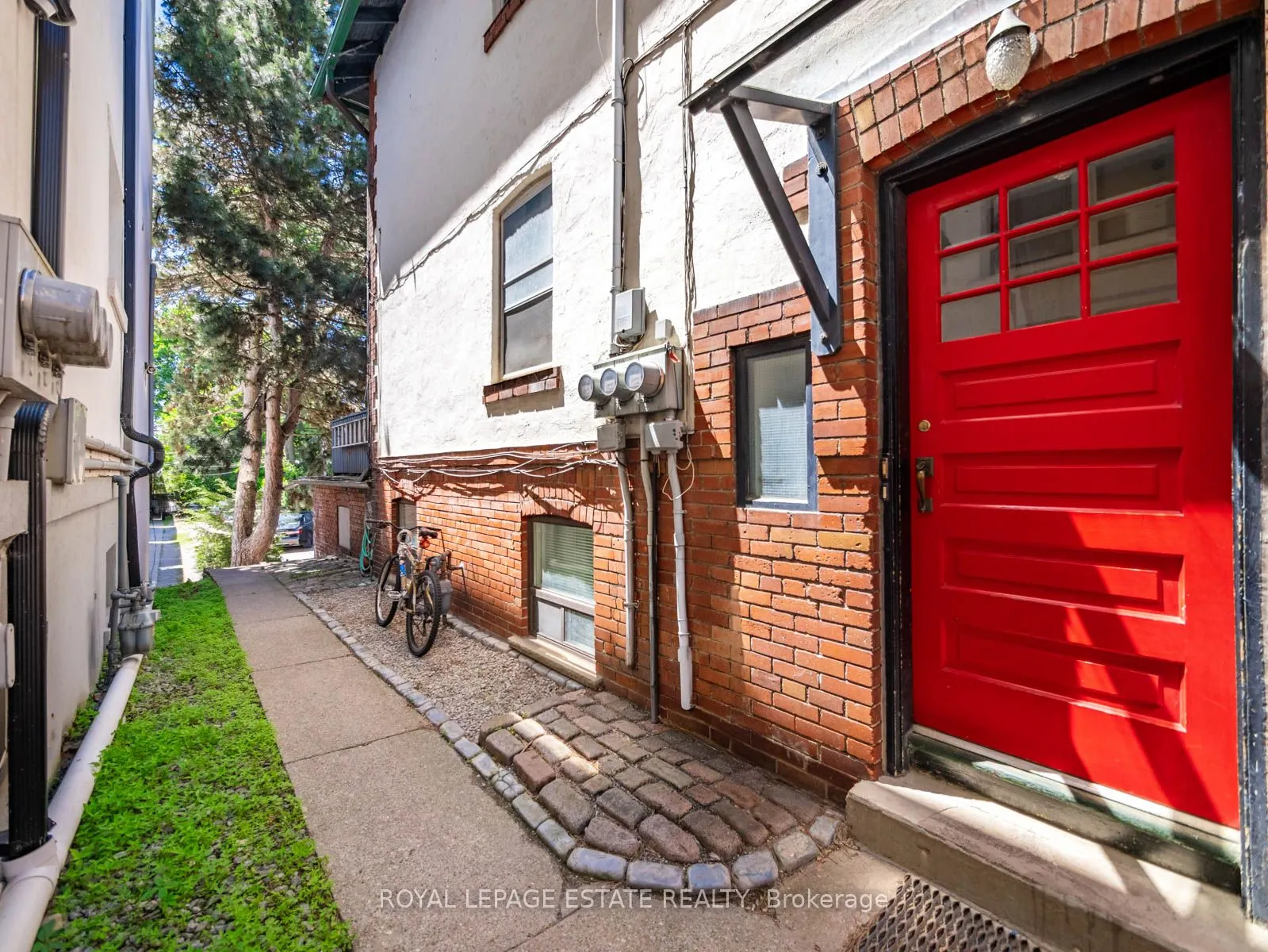 2275 Queen Street E