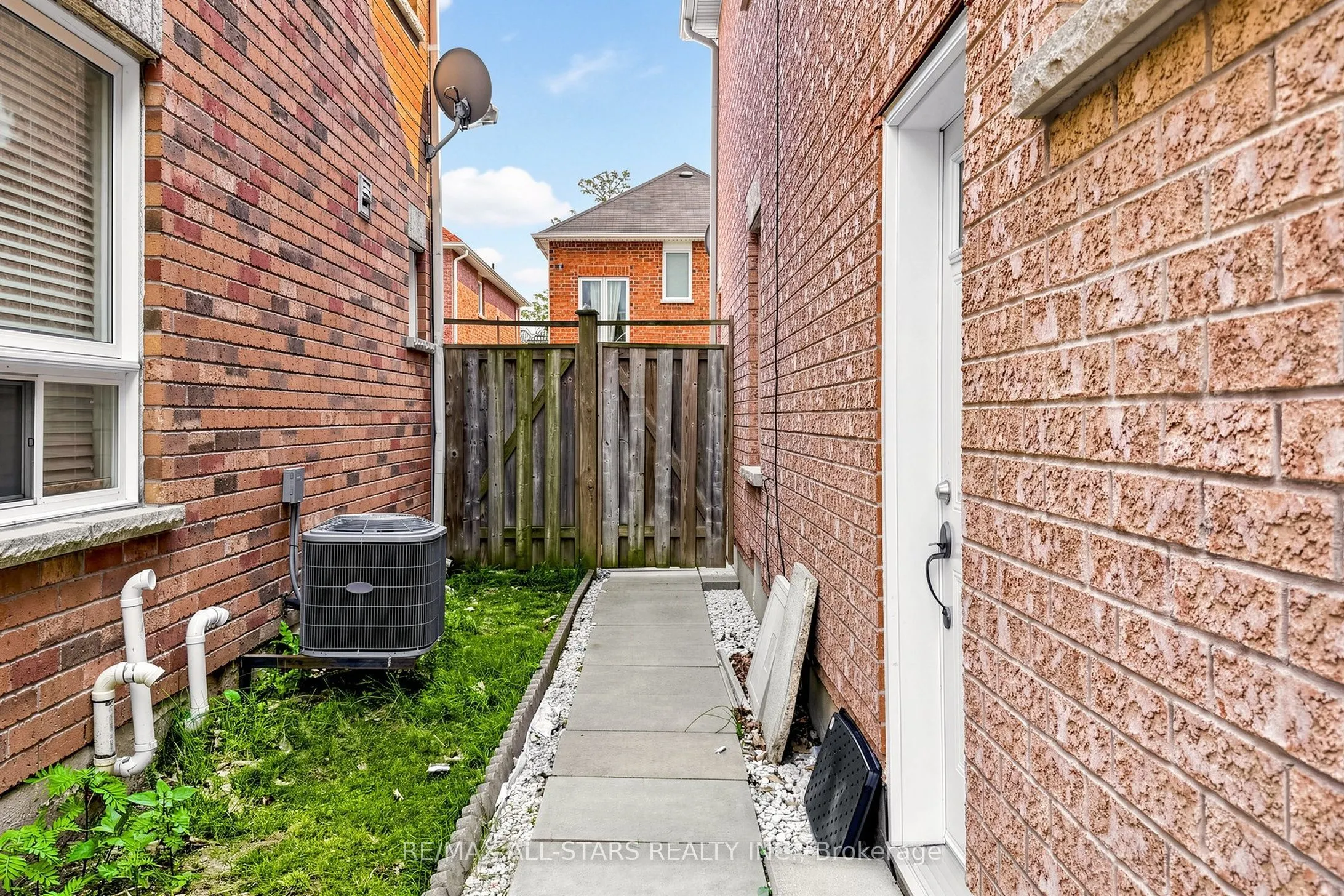 13 Boulderbrook Drive