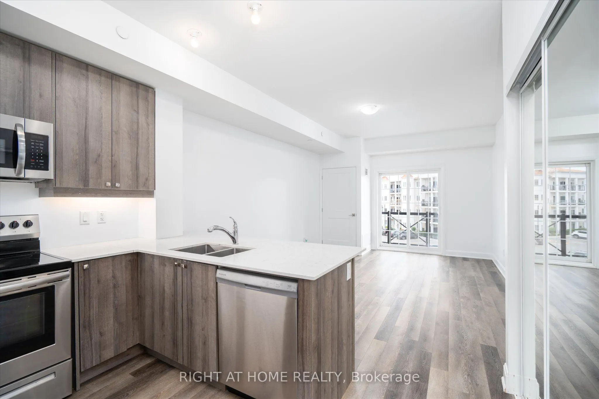 50 Lakebreeze Drive #321