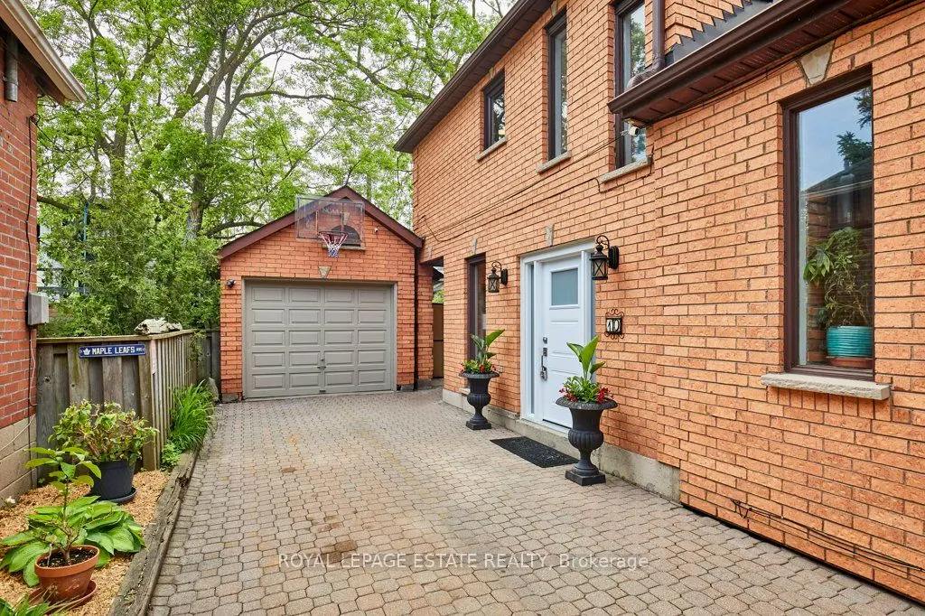 10 Queensgrove Road
