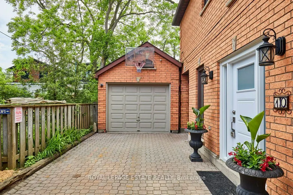 10 Queensgrove Road