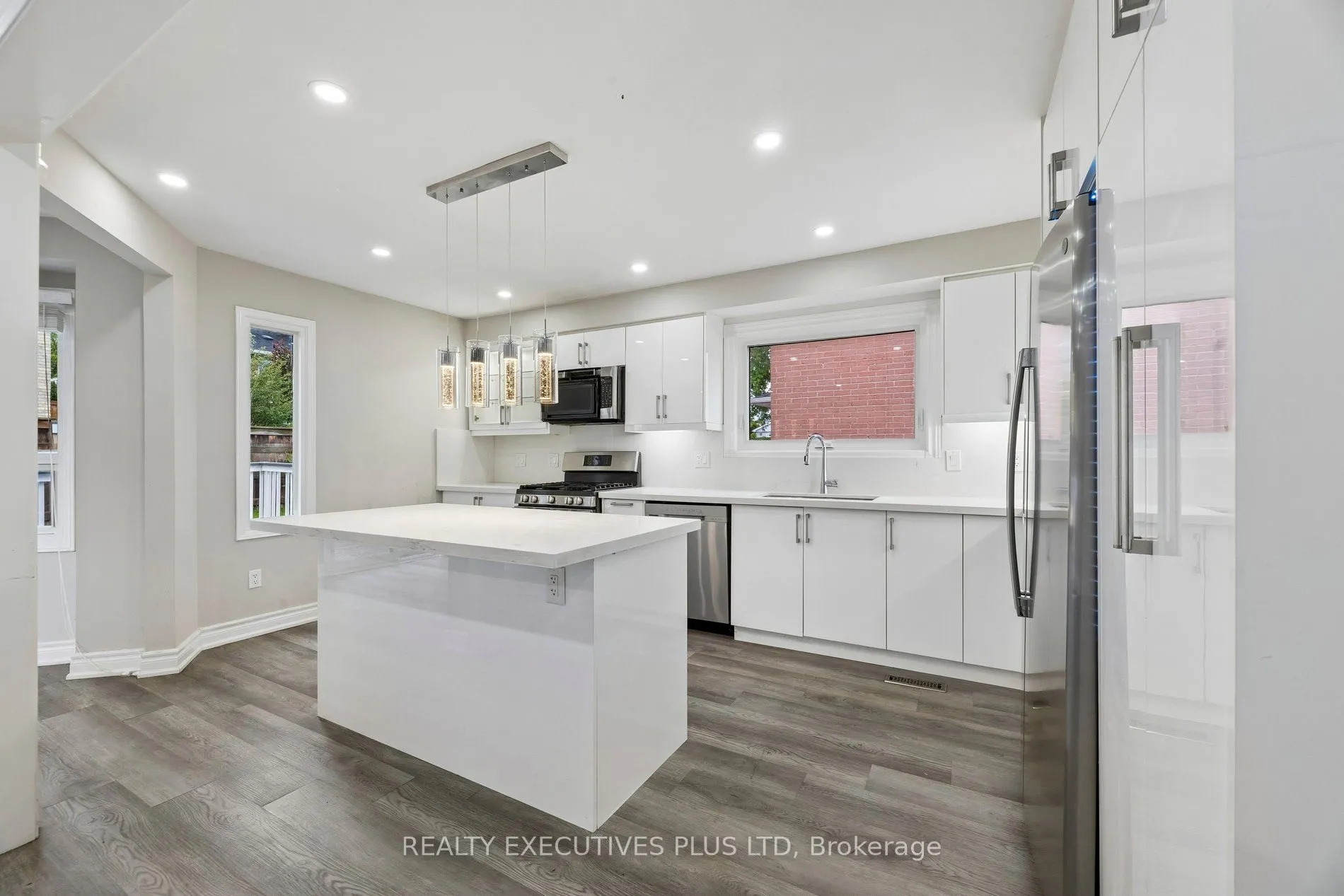 693 Barnes Crescent