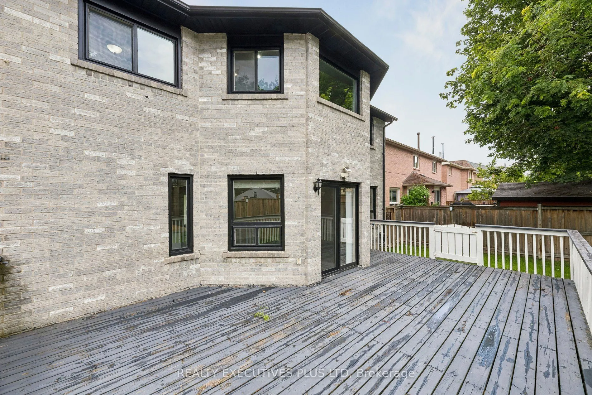 693 Barnes Crescent