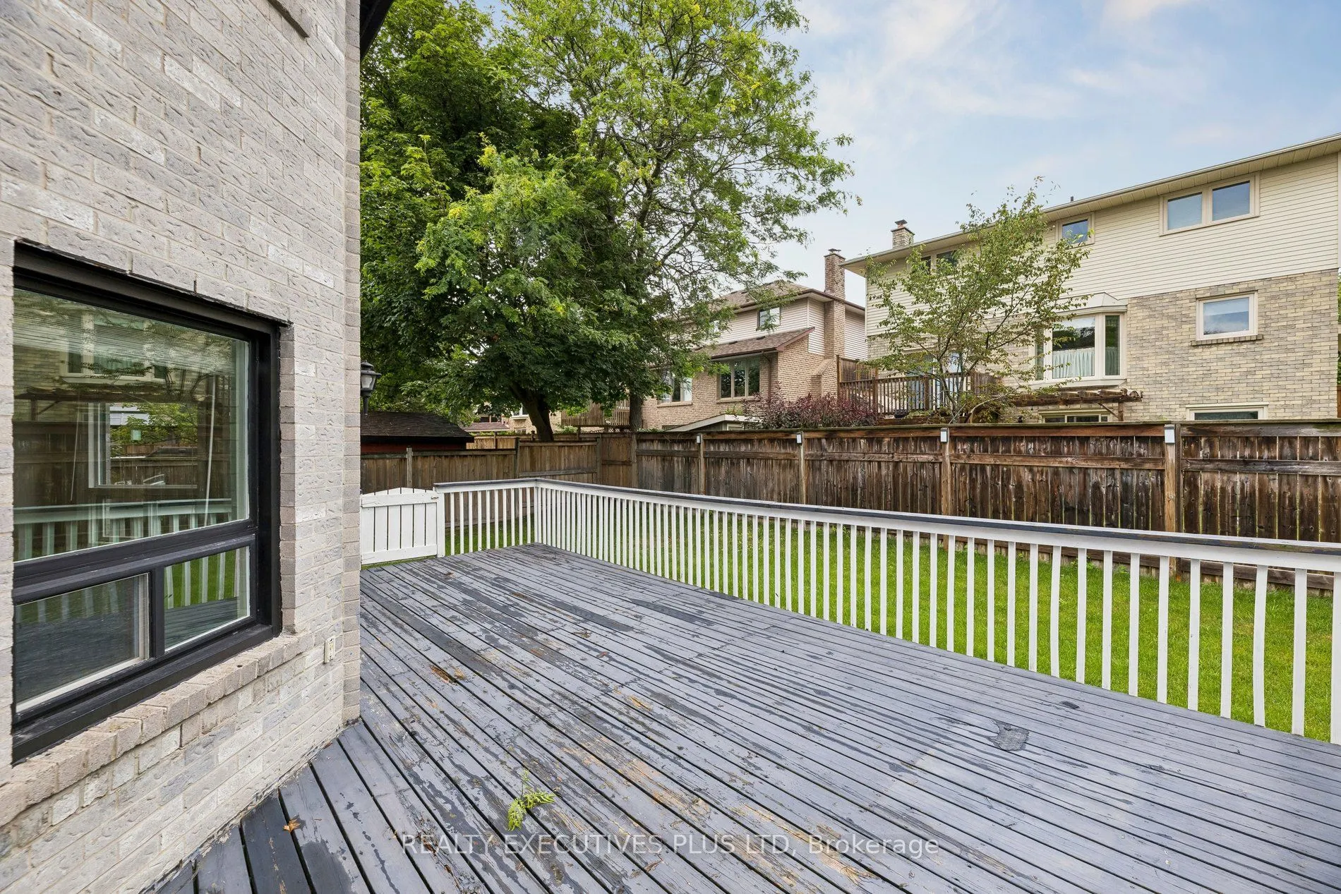 693 Barnes Crescent