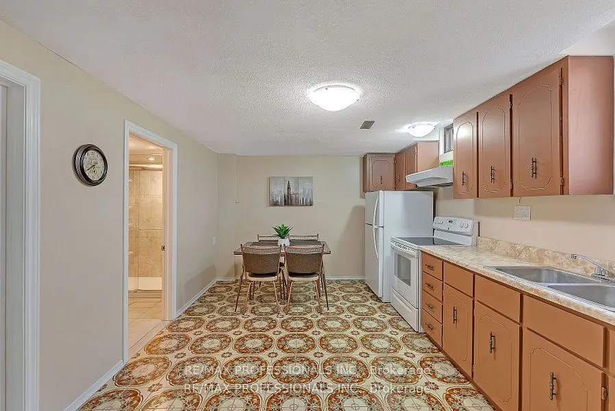 124 Panter Crescent #Lower