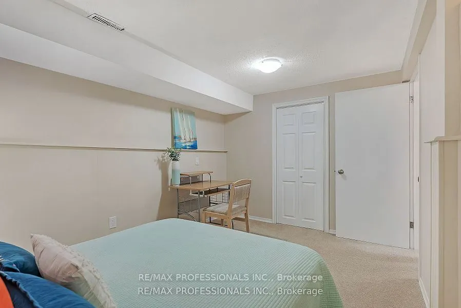 124 Panter Crescent #Lower