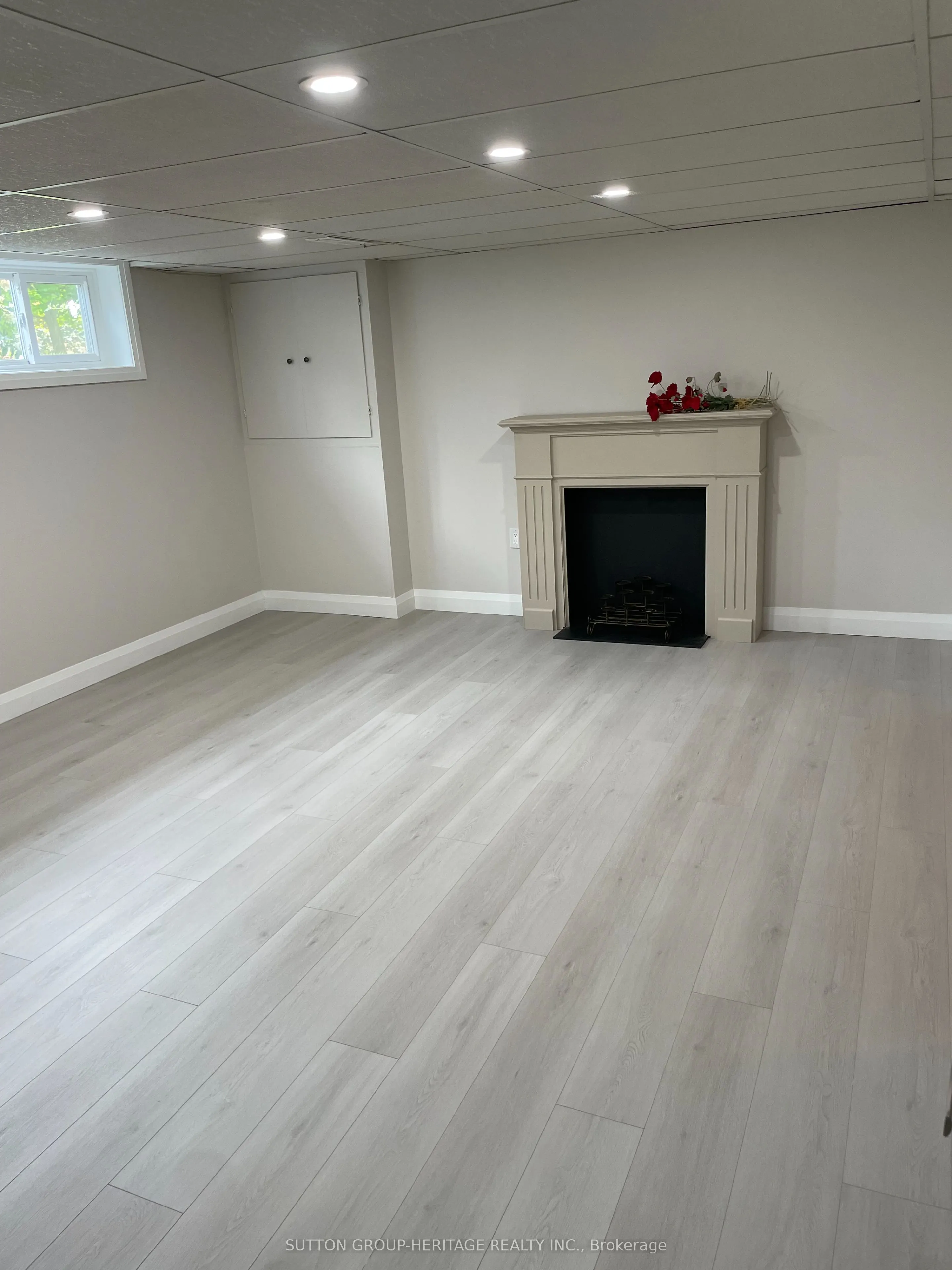 160 LAUREL Court