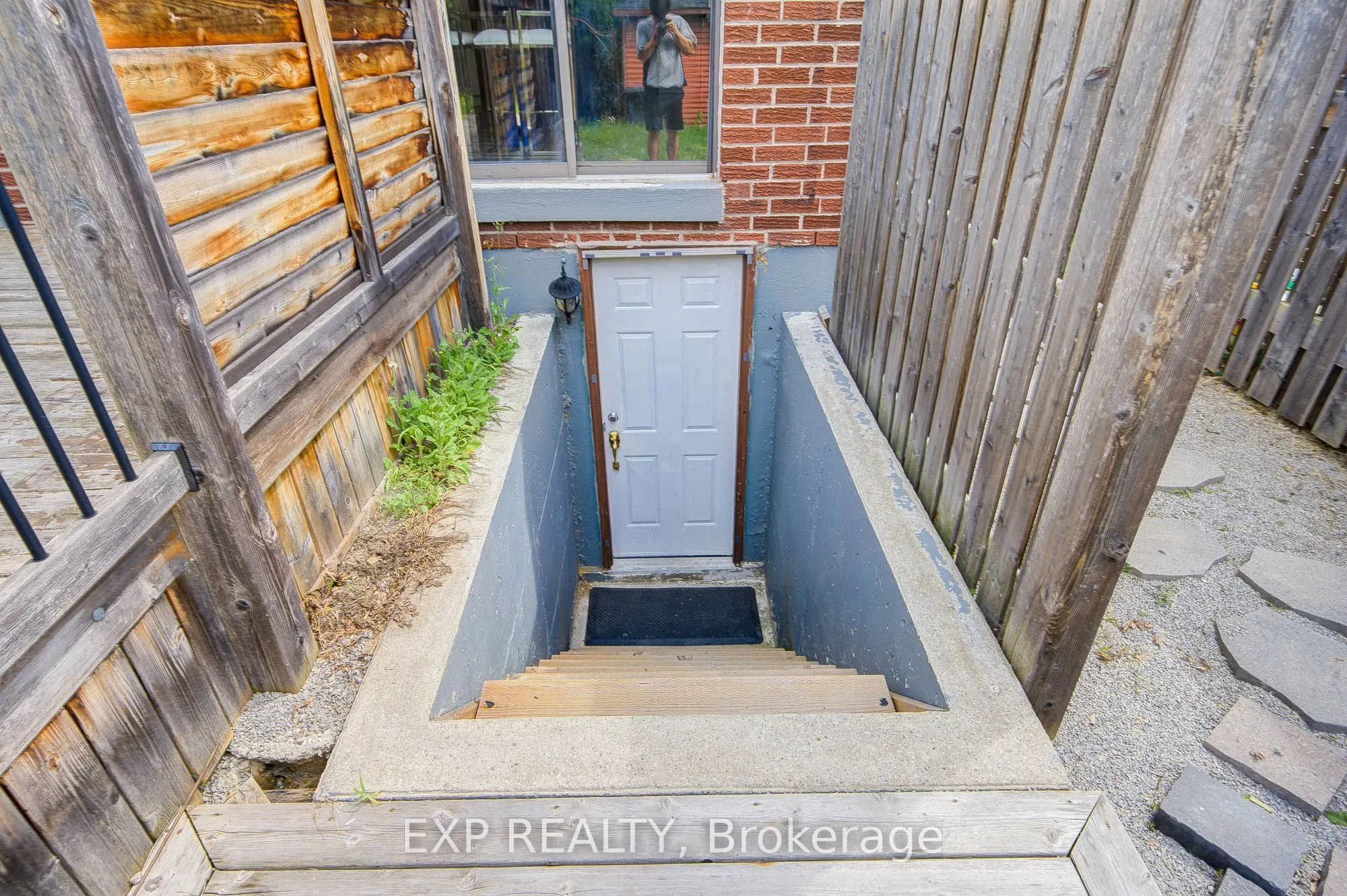 1132 Cedarcroft Crescent