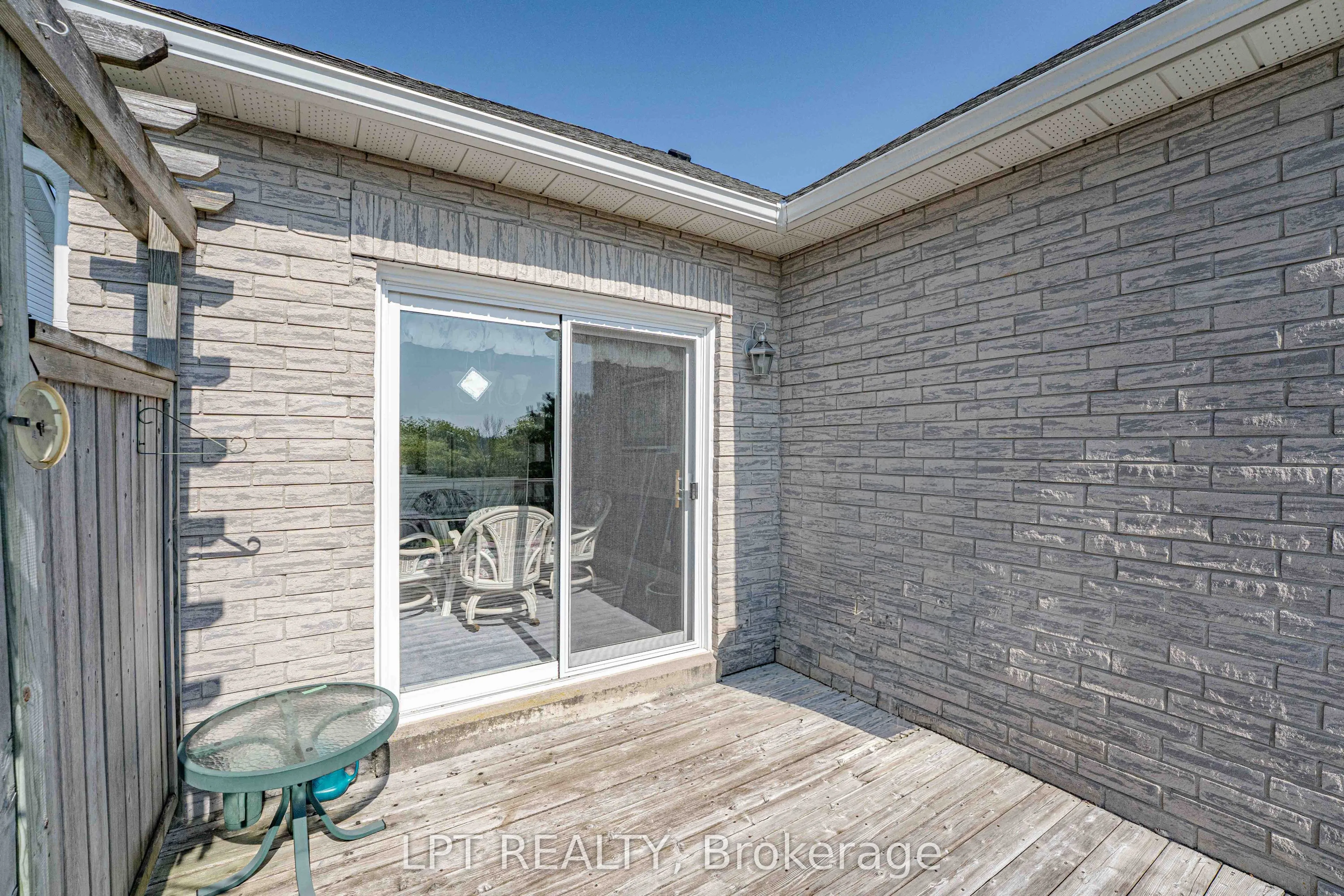 219 Waterbury Crescent