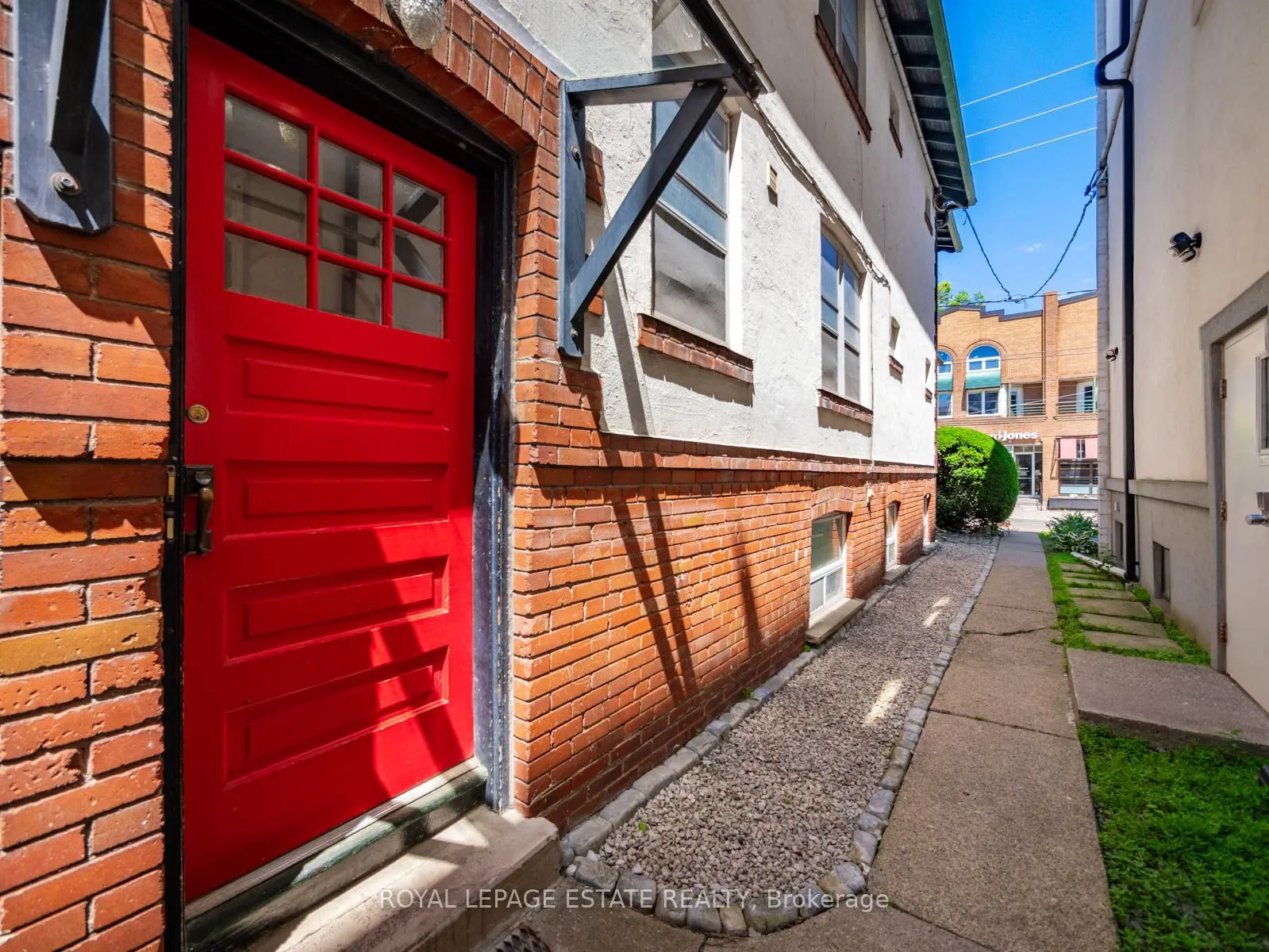 2275 Queen Street E