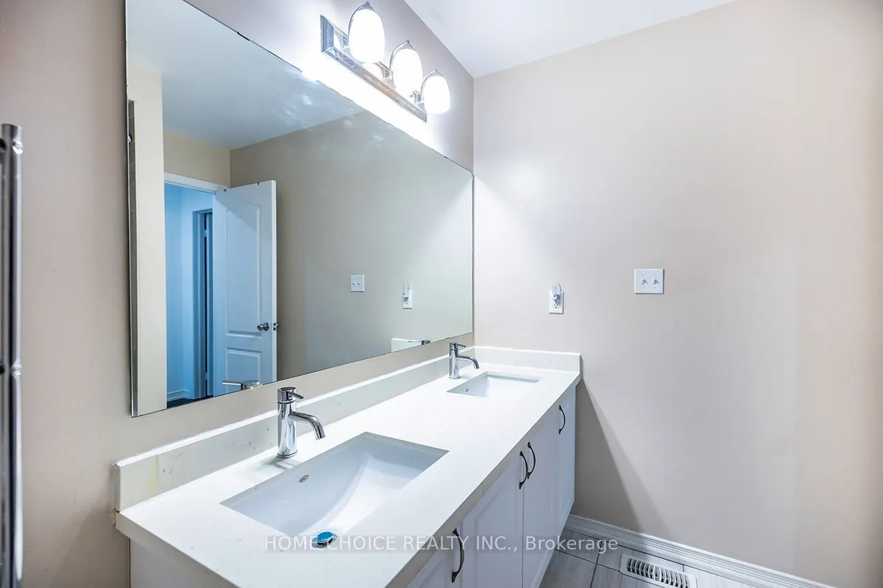 427 WINDSFIELDS FARM Drive W