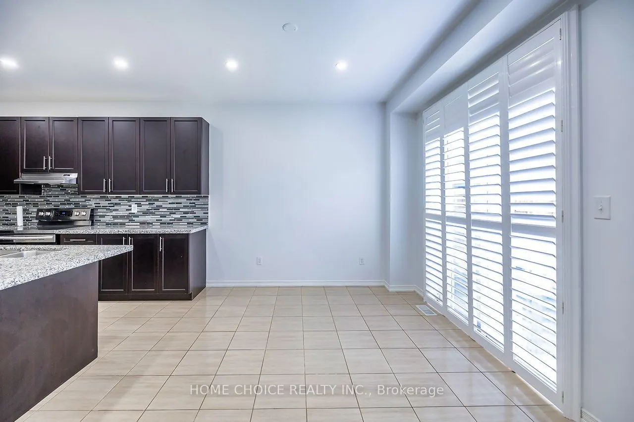 427 WINDSFIELDS FARM Drive W