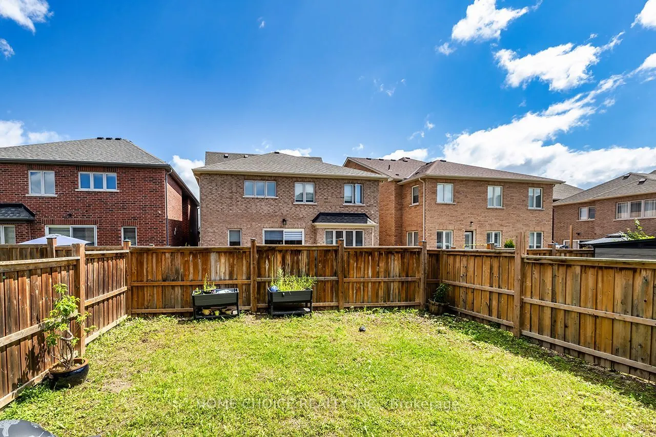 427 WINDSFIELDS FARM Drive W