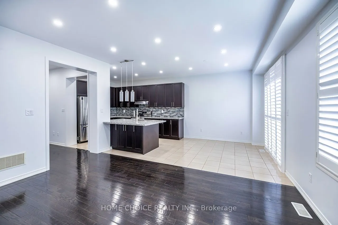 427 WINDSFIELDS FARM Drive W