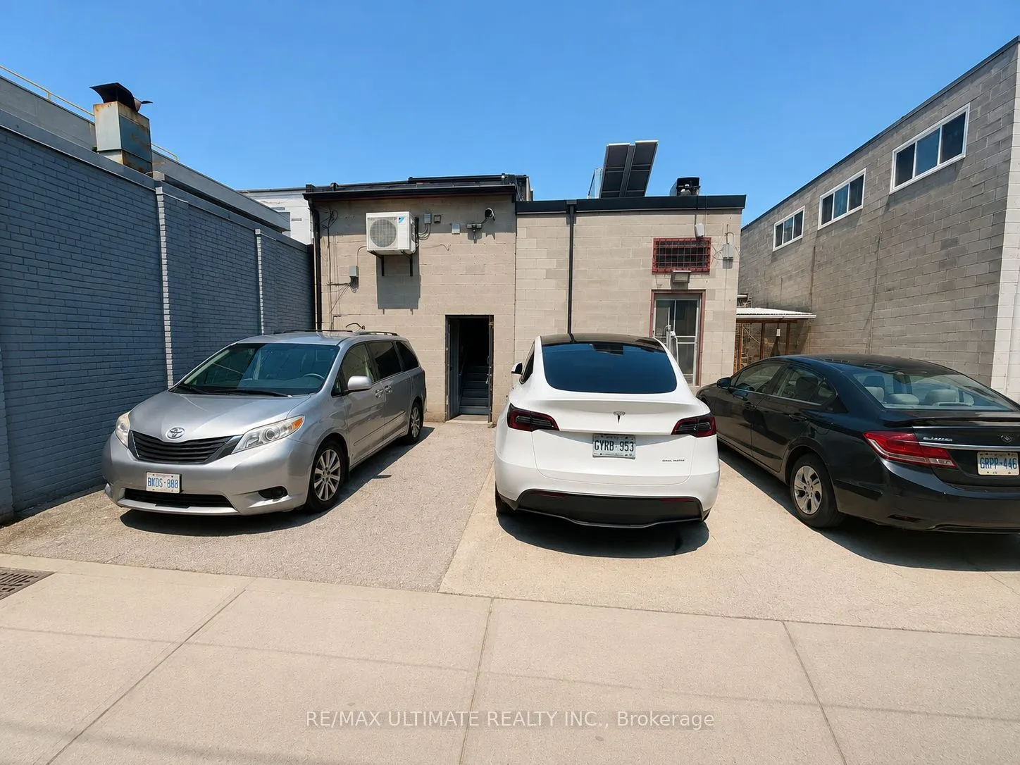 617 Gerrard Street E