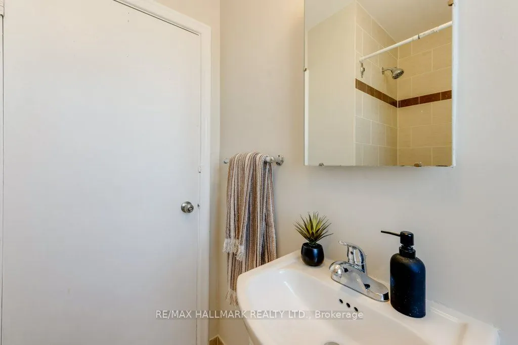 225 Woodville Avenue #Upper