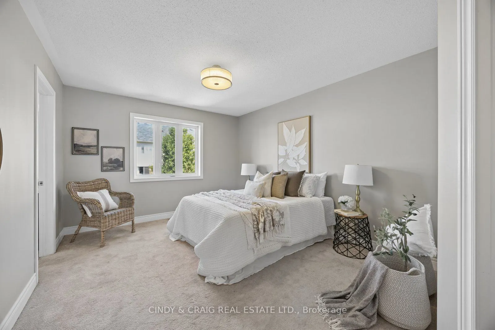 82 Dewell Crescent