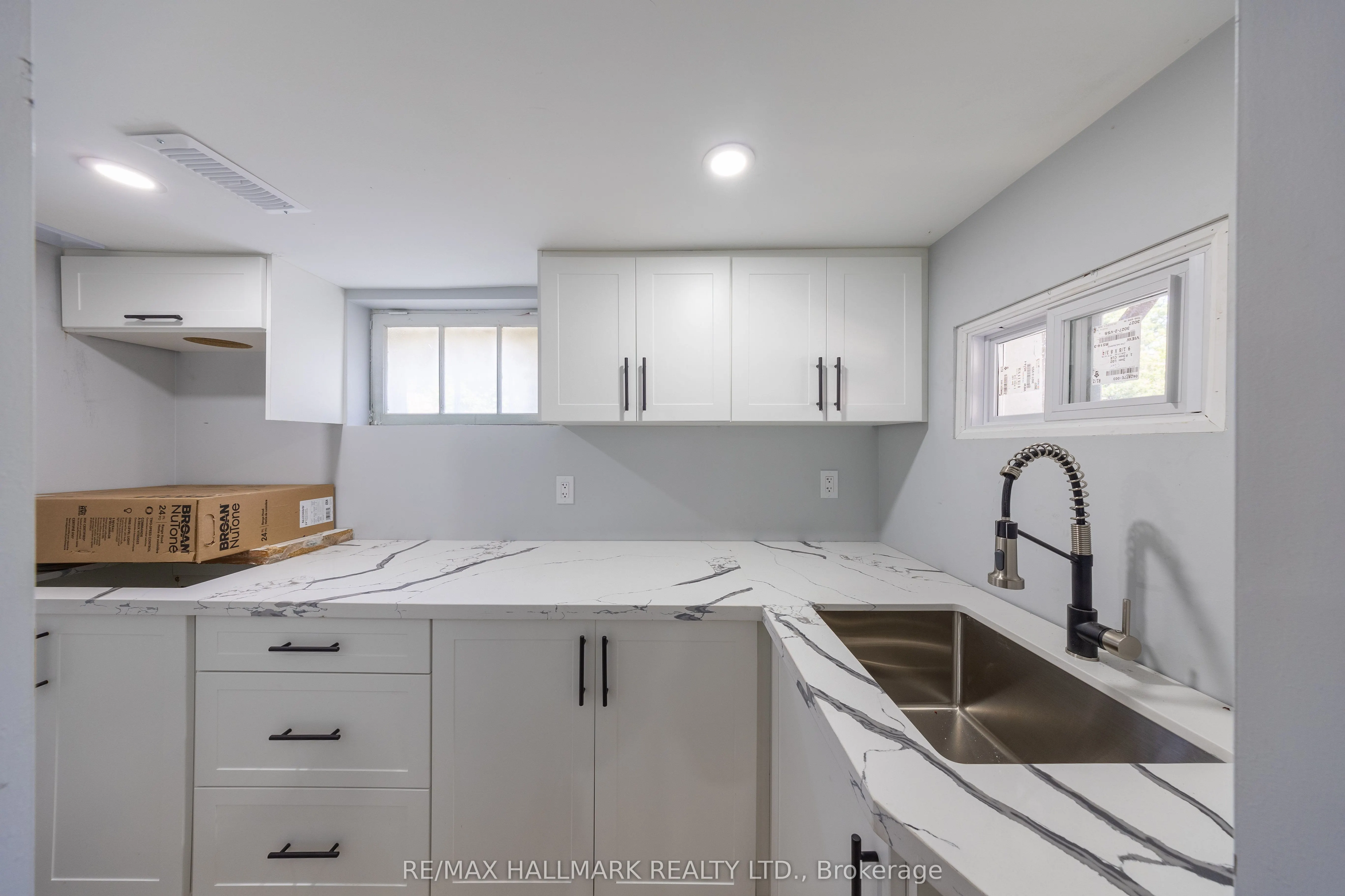 559 Ritson Road S