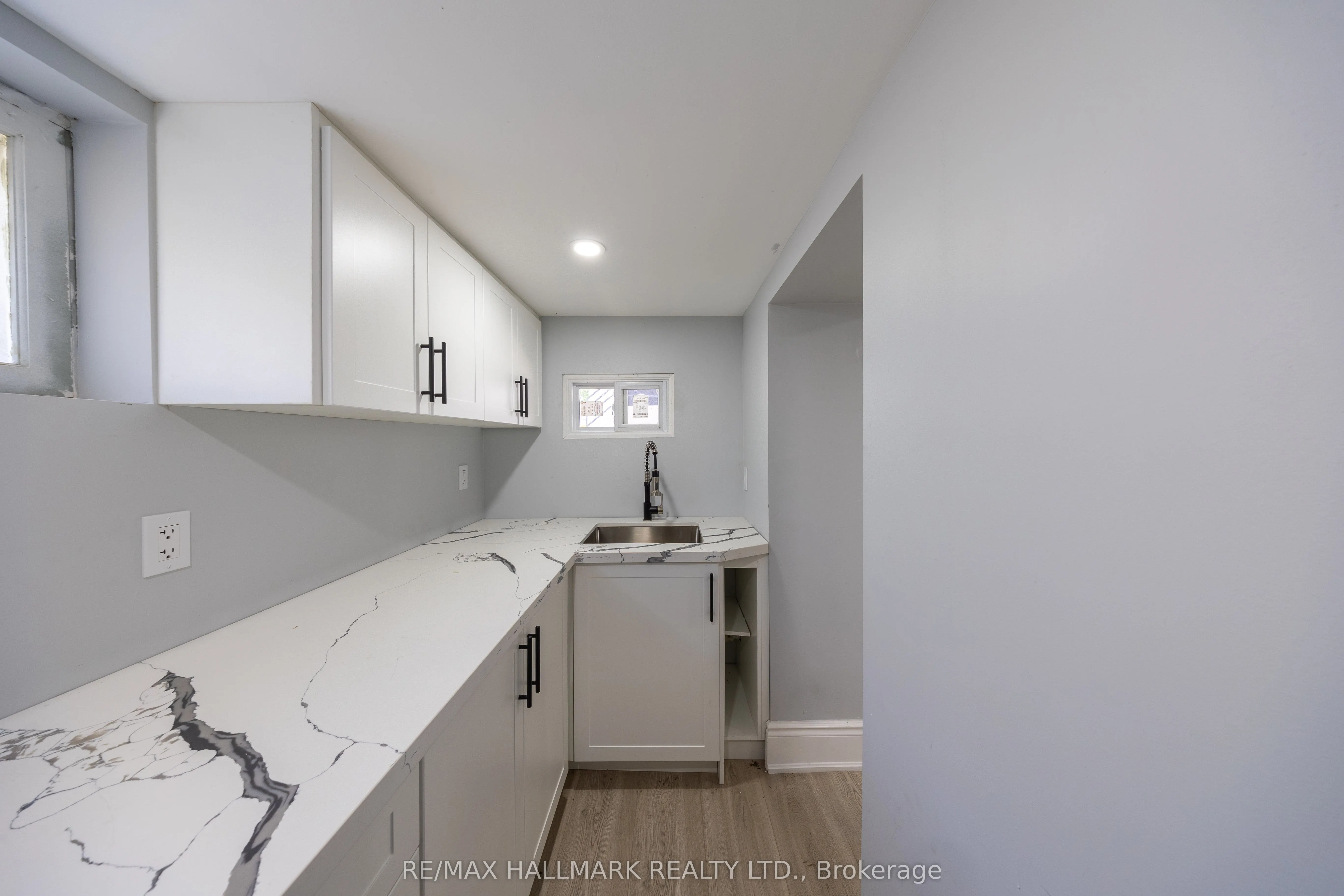 559 Ritson Road S