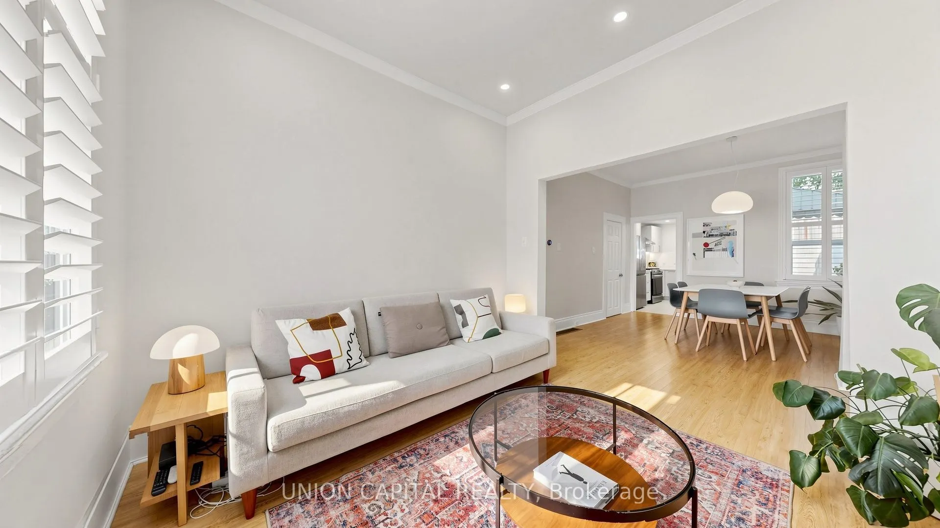 944 Dundas Street E