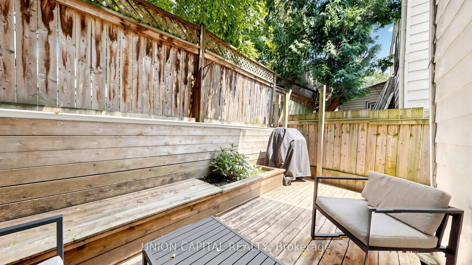 944 Dundas Street E