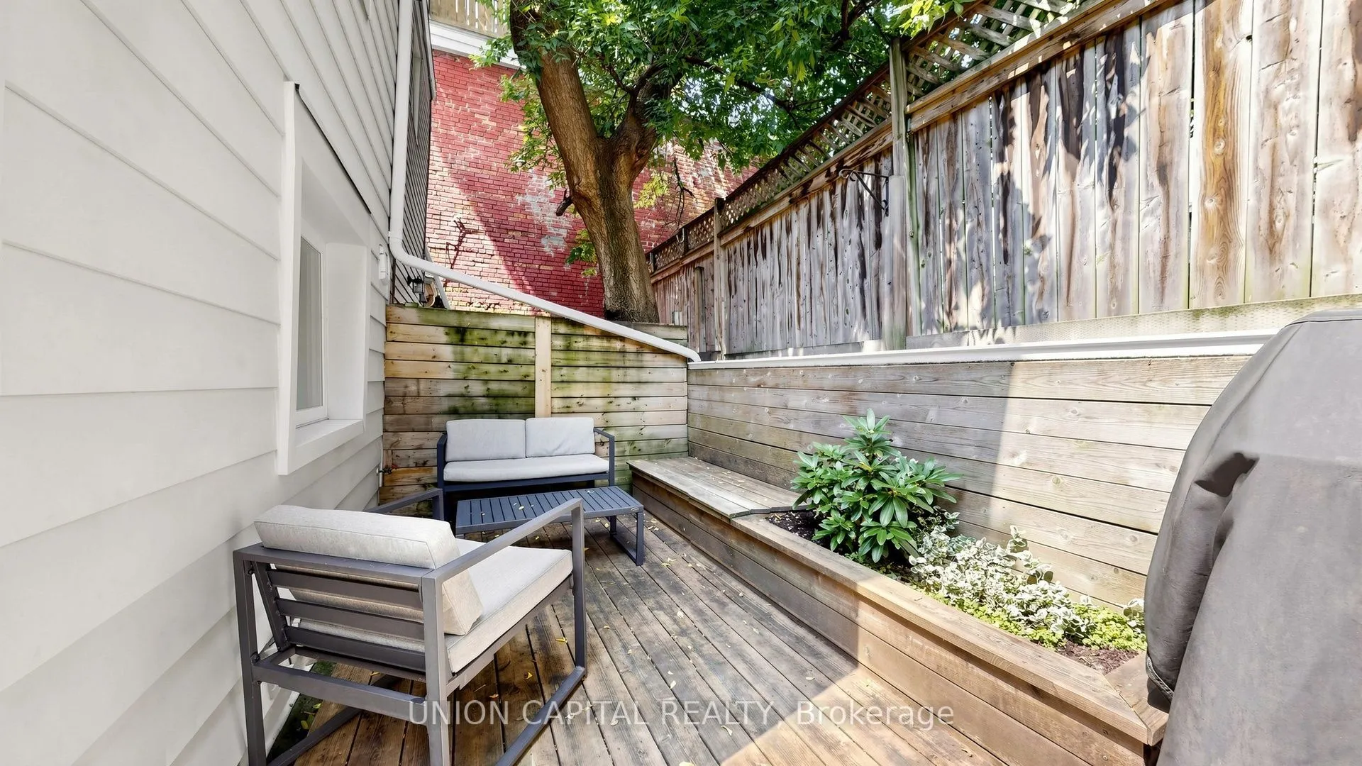 944 Dundas Street E