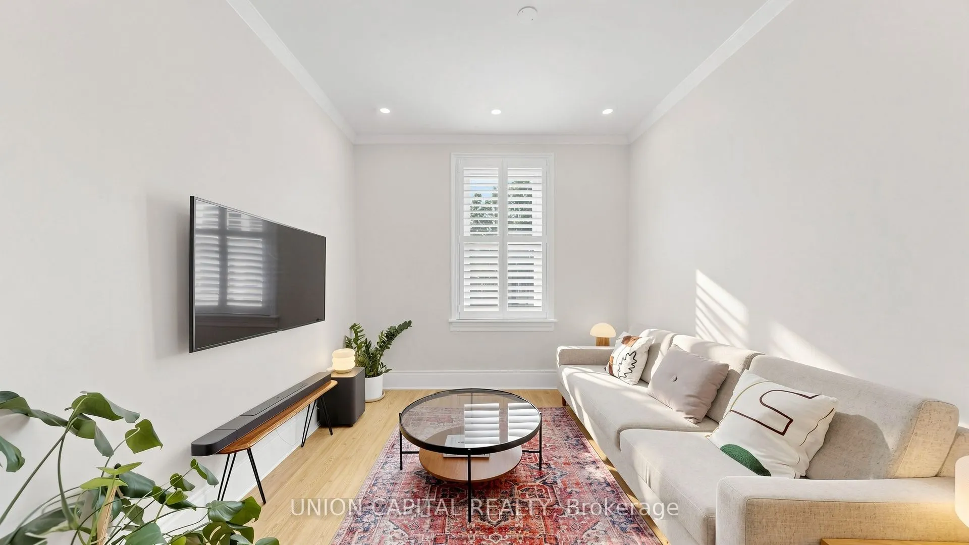 944 Dundas Street E