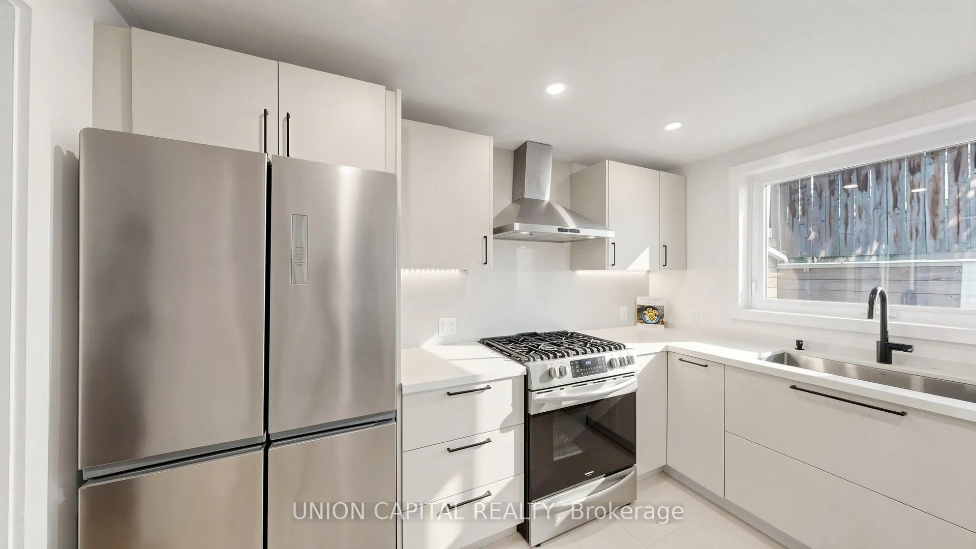 944 Dundas Street E