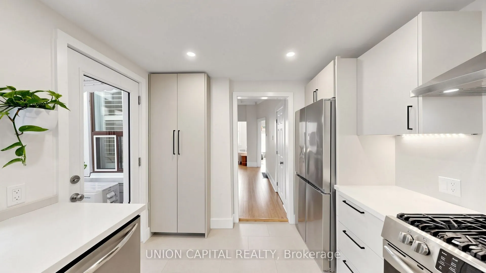 944 Dundas Street E
