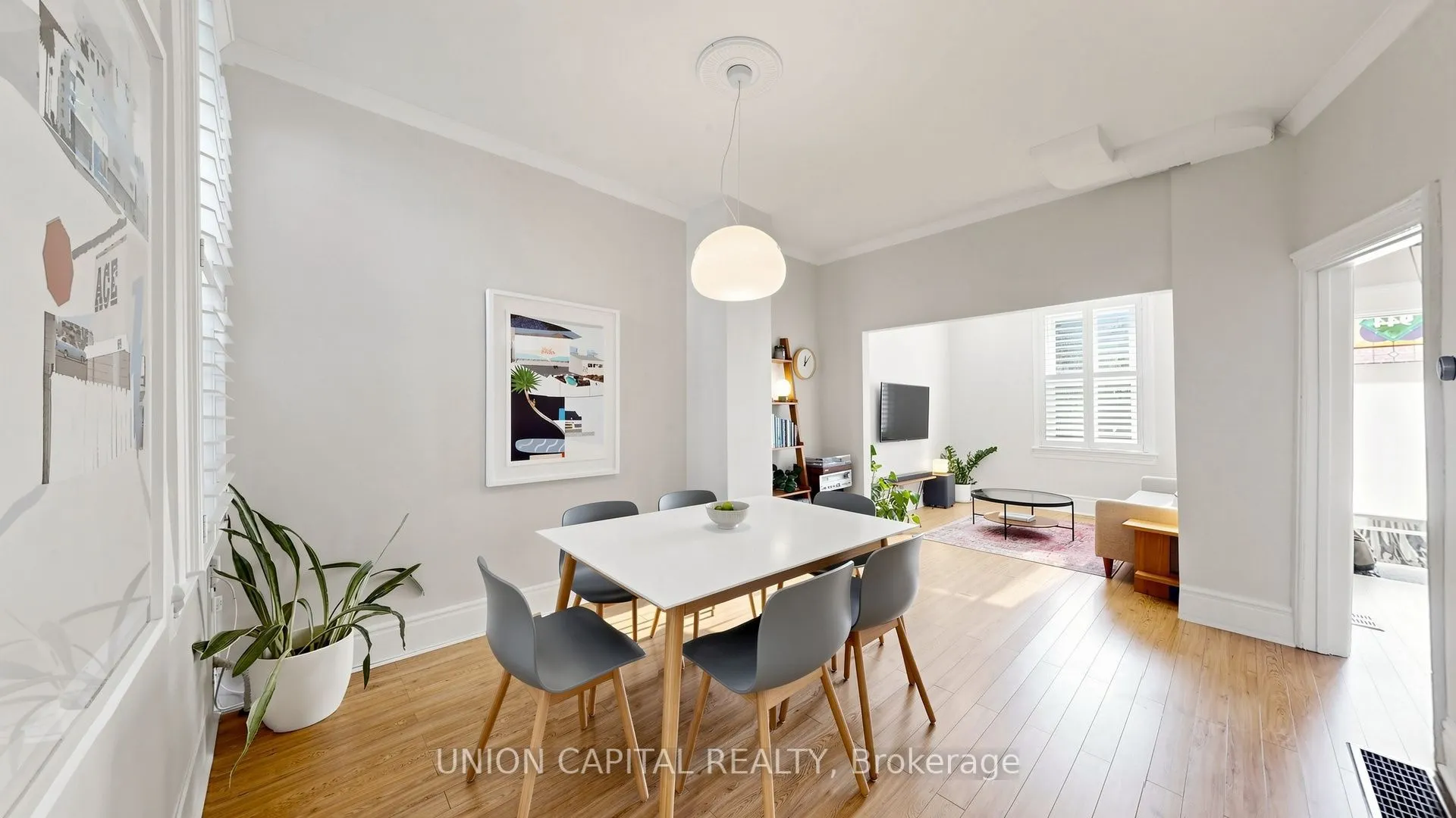 944 Dundas Street E