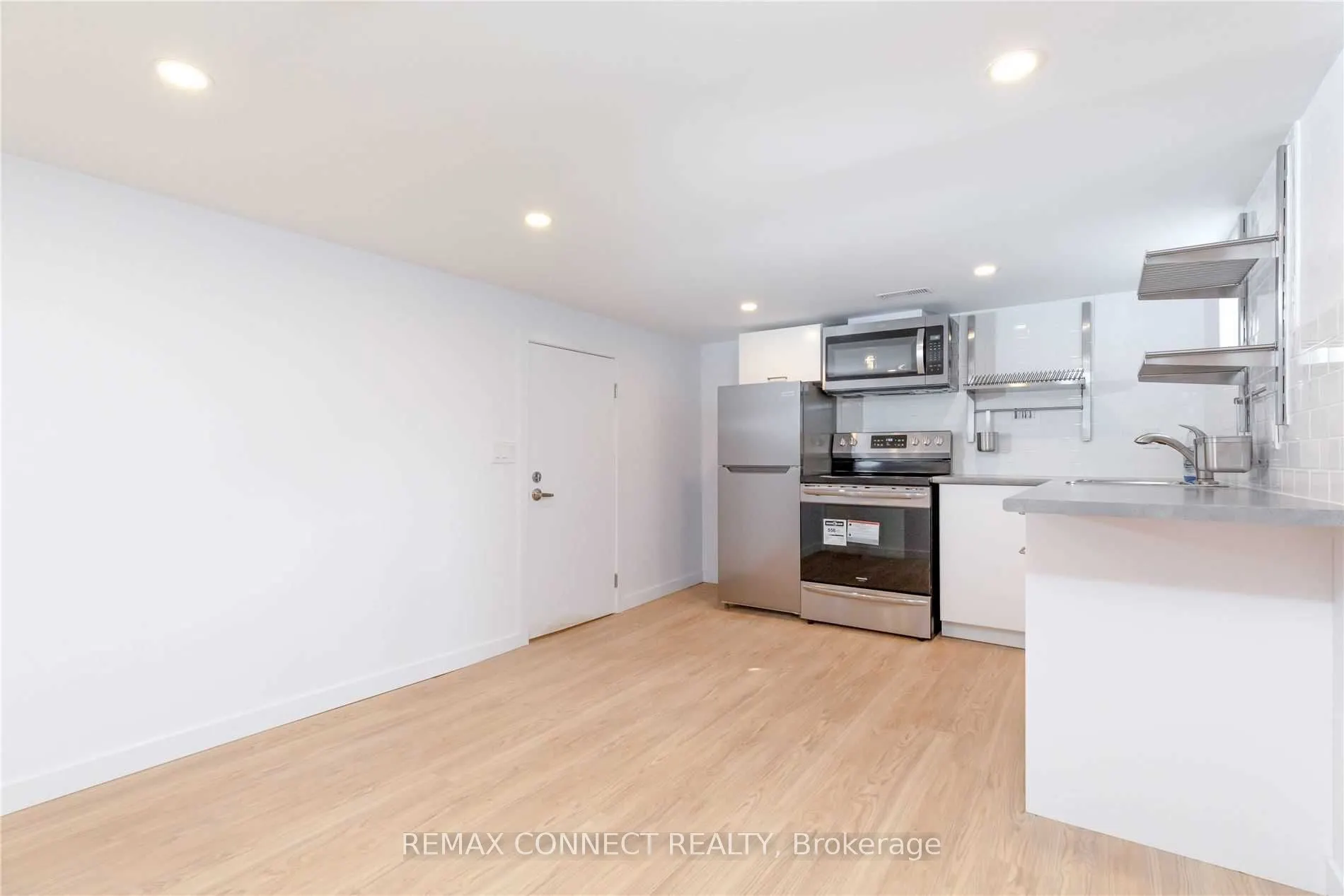 1370 Woodbine Avenue #Lower