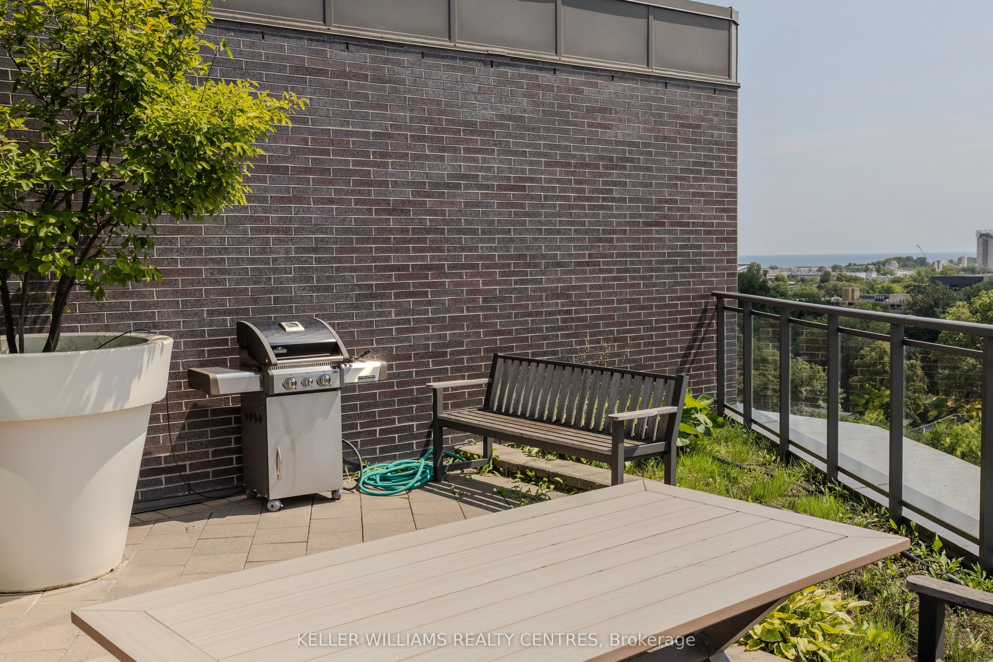 1201 Dundas Street E #806