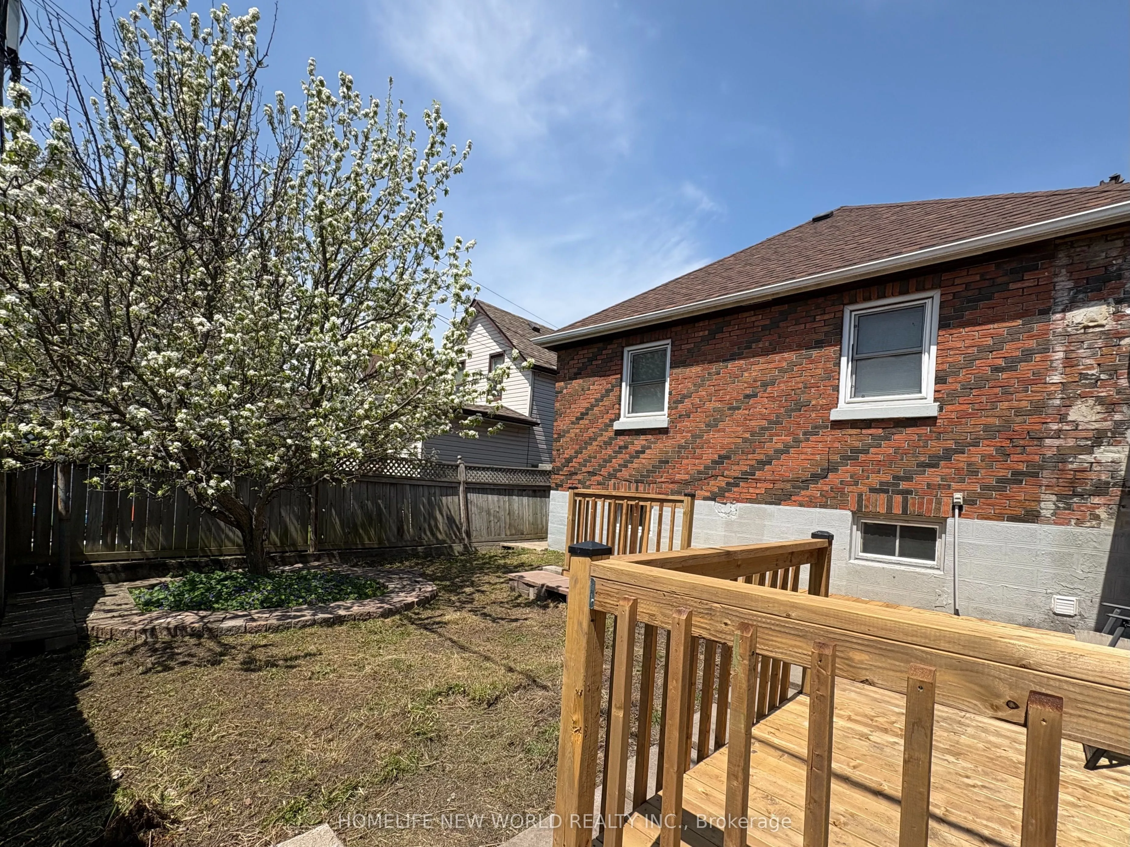 137 Banting Avenue