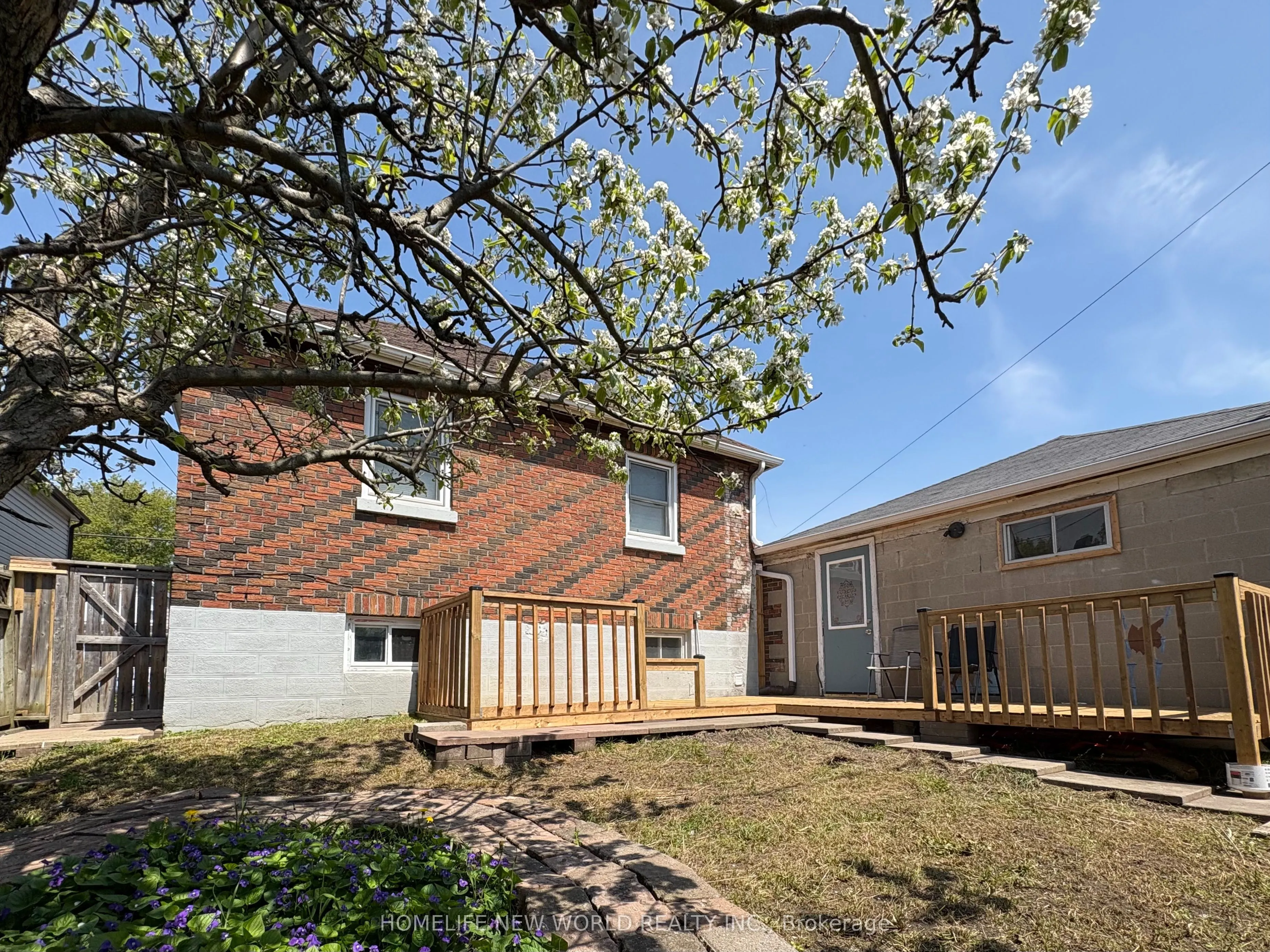 137 Banting Avenue