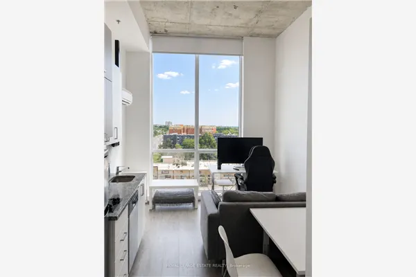 1900 Simcoe Street N