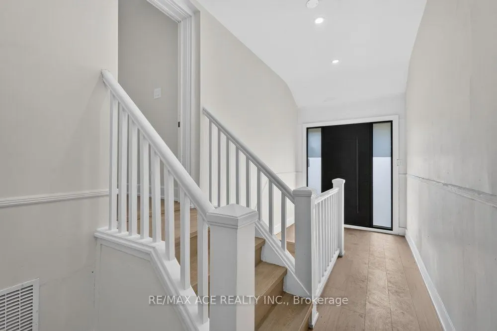 11 Faircroft Boulevard