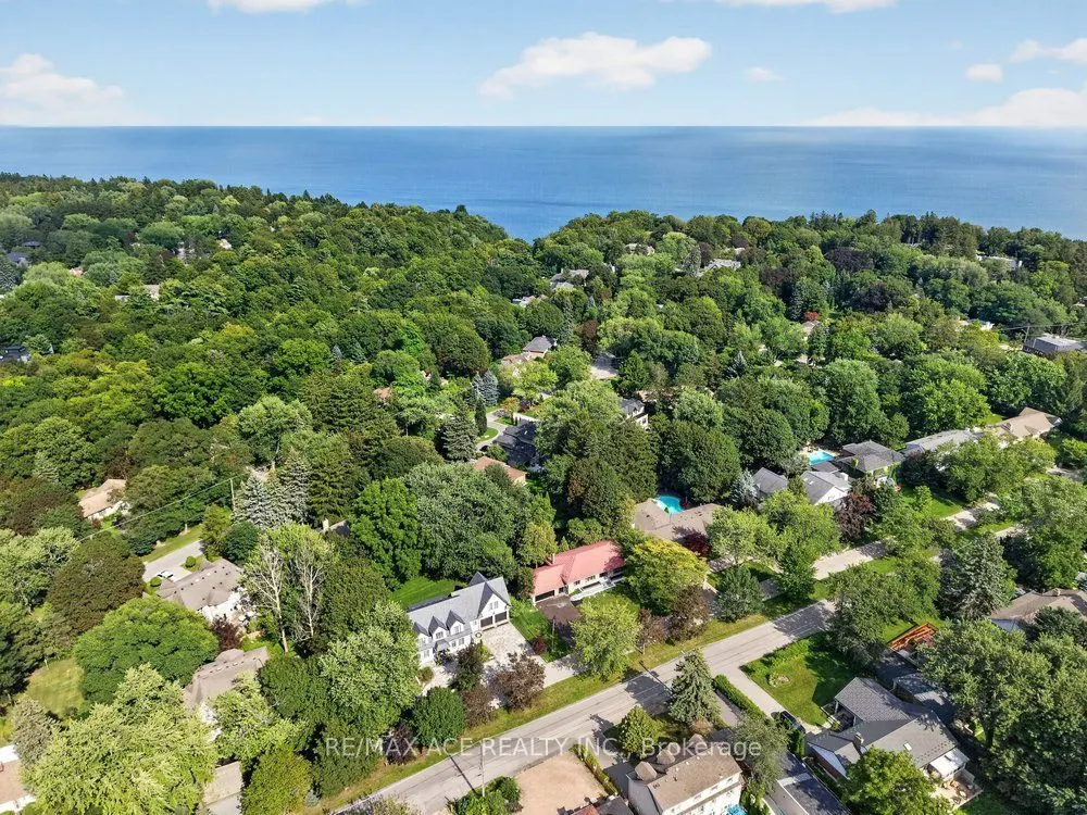 11 Faircroft Boulevard