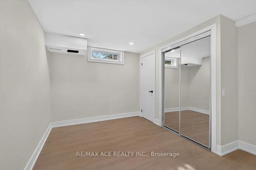 11 Faircroft Boulevard