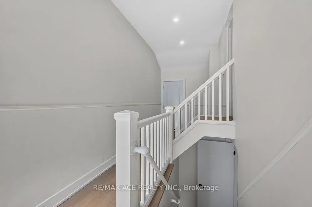 11 Faircroft Boulevard