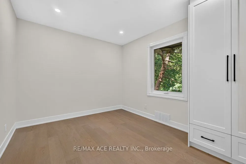 11 Faircroft Boulevard