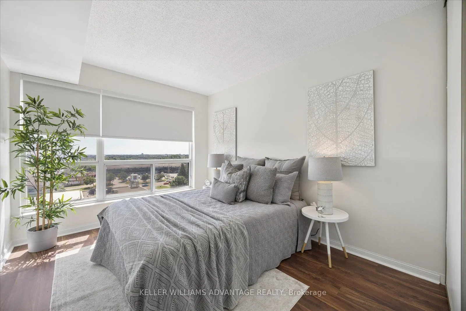 712 Rossland Road E #903