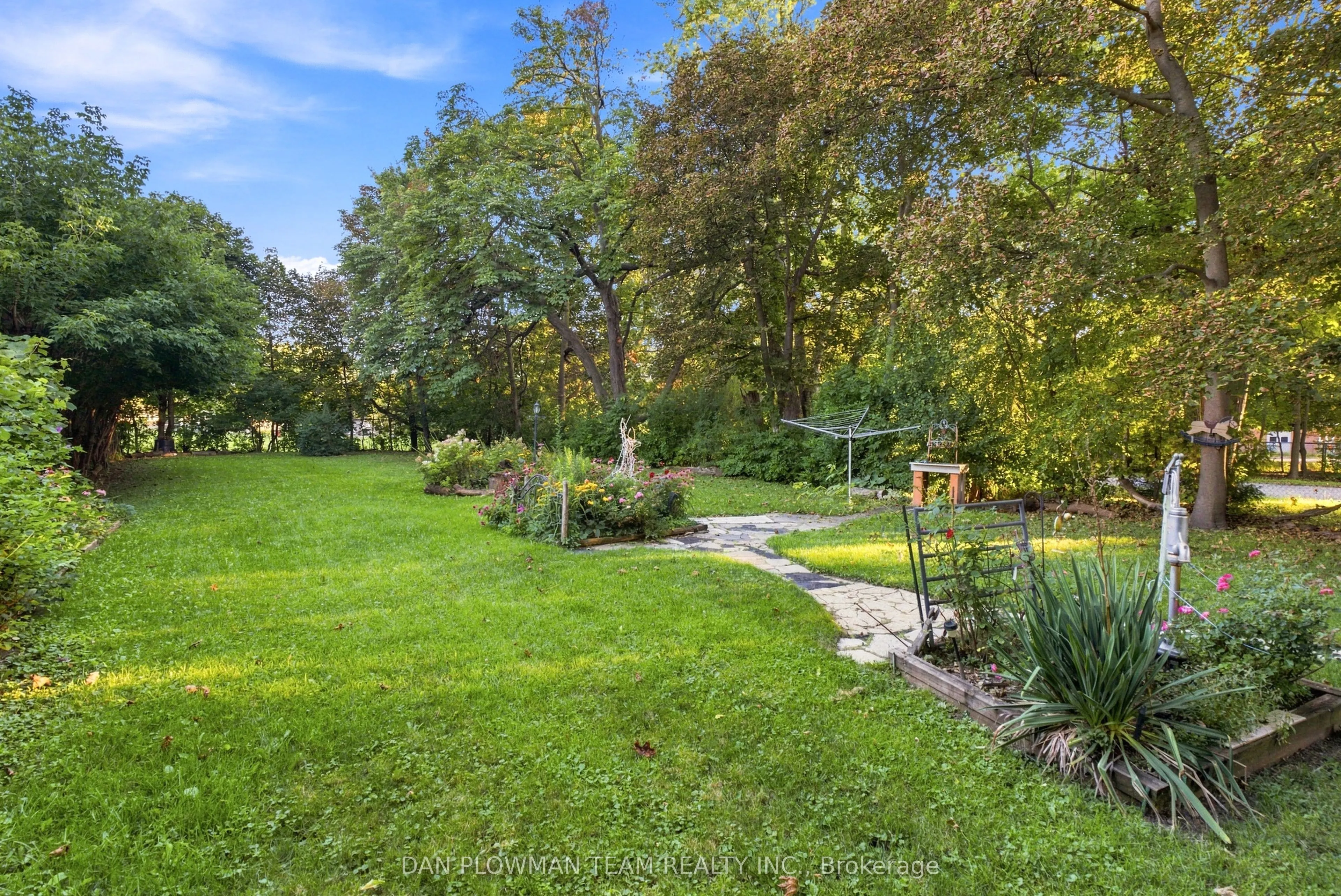 519 Kingston Road W