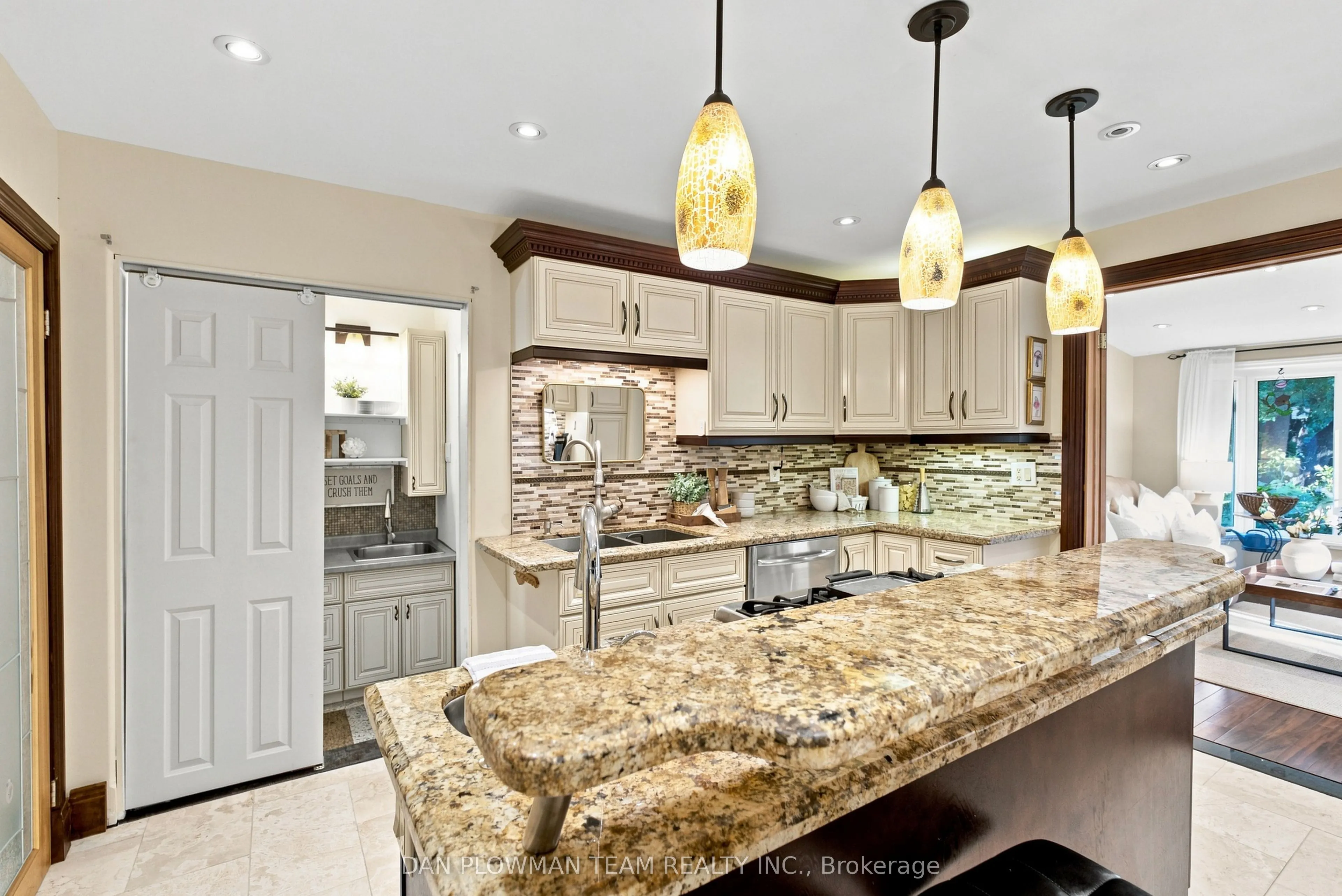 519 Kingston Road W